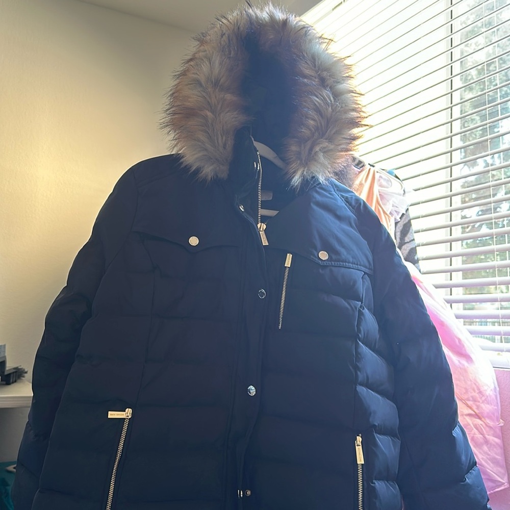 Michael kors puffer coat button and zip. Extra pockets.